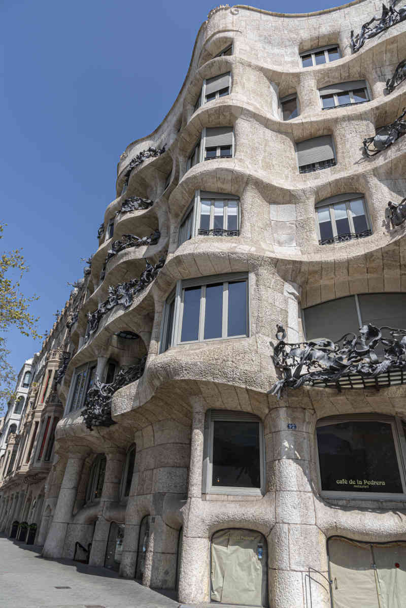 13 - Barcelona - Gaudí - Casa Milà o la Pedrera.jpg